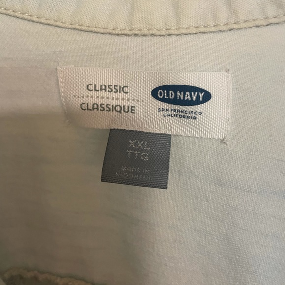 Old Navy Women’s light wash chambray button down - Picture 3 of 3